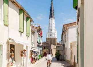 Découvrez le grand clocher noir et blanc de ce village lumineux news-16092024-020804