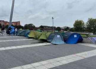 Fans de Mylène Farmer installés devant le Stade de France news-26092024-075849
